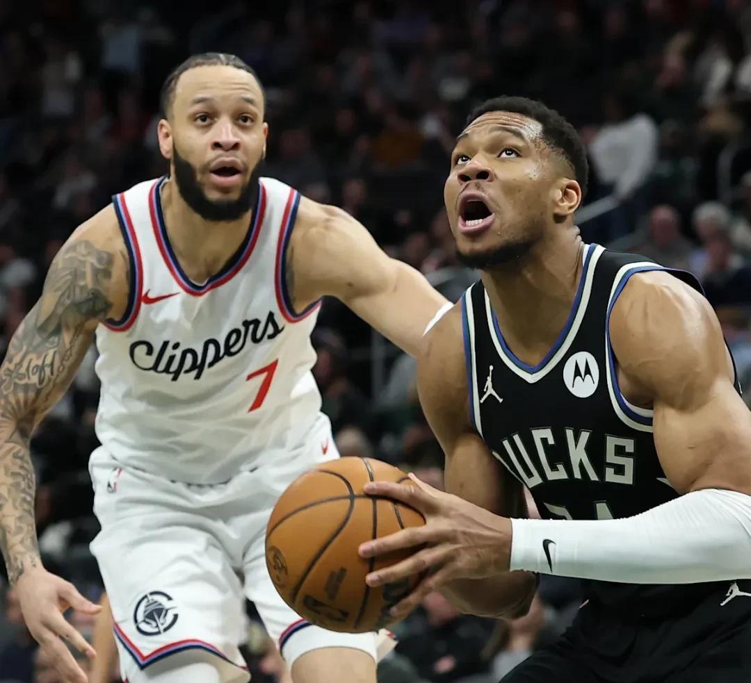 密尔沃基雄鹿训练开放日，赛后遗憾出局引欢呼，NBA常规赛在即，临场指挥获称赞的简单介绍