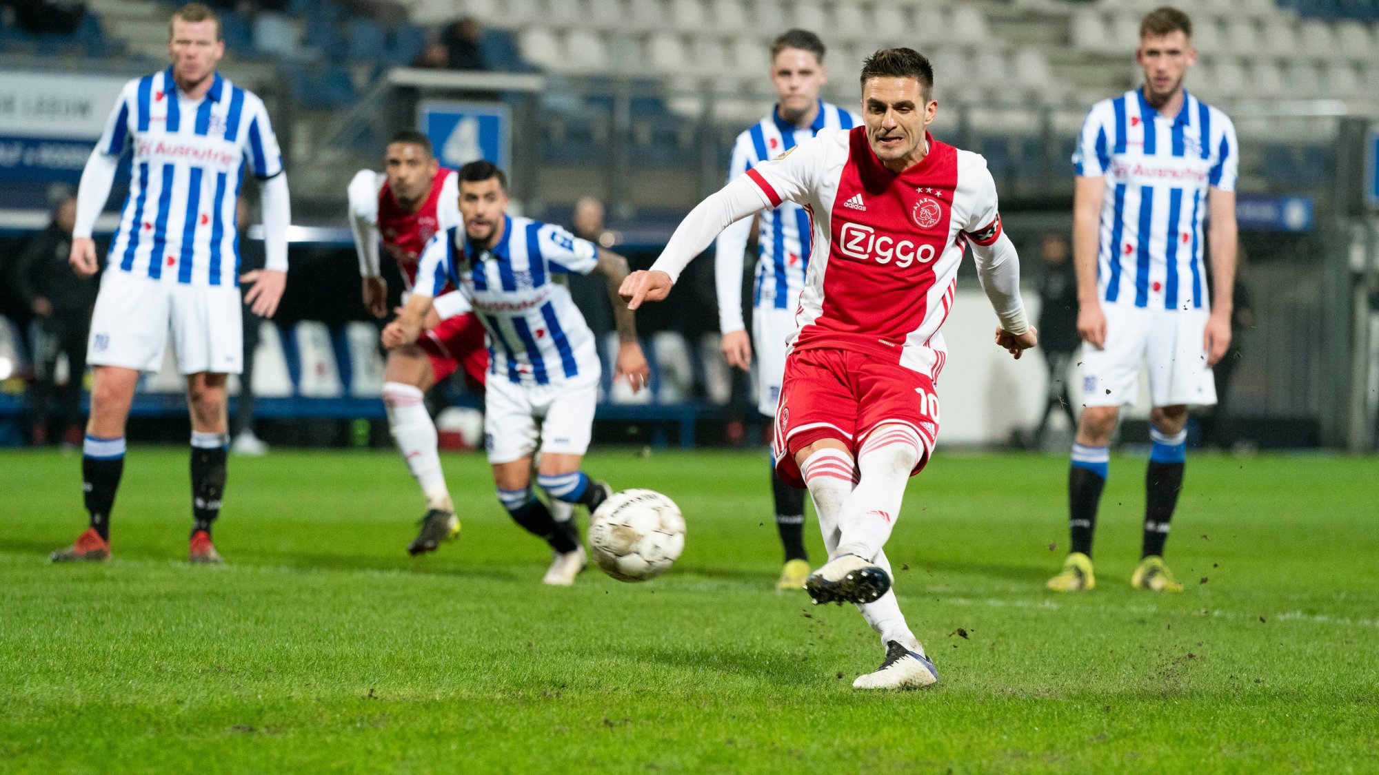 九游游戏平台-转会期荷甲传出新动向；夏洛特黄蜂遗憾出局；管理层表态：质疑声仍在；赛程密集仍需轮换的简单介绍